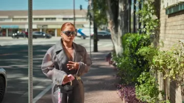 Gabardina con cinturón Apparis Lana usada por Yris Palmer, tal como se ve en The Girls: A Khloé Kardashian Project (T01E04).