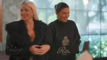 Chaqueta de Mode and Affaire Cher usada por Olivia Pierson, como se ve en The Girls: A Khloé Kardashian Project (T01E04)