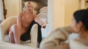 Conjunto de pijama Skims Soft Lounge usado por Olivia Pierson, como se ve en The Girls: A Khloé Kardashian Project (T01E04).
