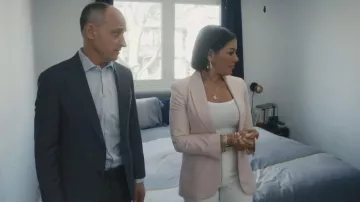 Cinturón fino con el logotipo de doble G de Gucci usado por Page Turner, como se ve en Love It or List It (T21E10).