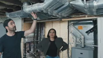 Chaqueta bomber ancha corta de Goat Entire Studios usada por Page Turner como se ve en Love It or List It (T21E10)