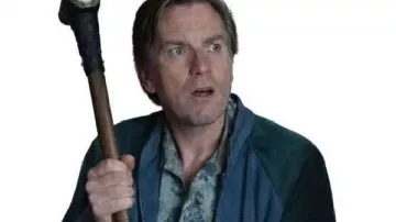 Chaqueta bomber azul usada por Greg Platt (Ewan McGregor) en El final de Oak Street.