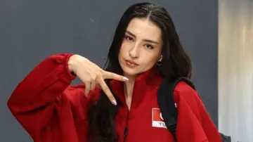 La joueuse de volley-ball turque Saliha Şahin porte la veste rouge lors du 3e set du tournoi féminin de volley-ball | Star Magic All-Star Games 2026