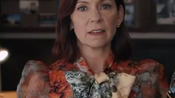Chemisier à imprimé floral et cravate porté par Elsbeth Tascioni (Carrie Preston) dans Elsbeth (S02)