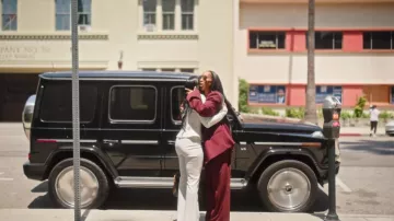 Pantalon plissé Tansy bordeaux porté par Malika Haqq dans l'épisode « The Girls : A Khloé Kardashian Project » (S01E06)