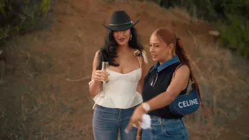 Bolso Celine Ava de mezclilla estilo hobo usado por Yris Palmer, como se ve en The Girls: A Khloé Kardashian Project (T01E06).