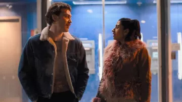 Abrigo Leonie de Jaded London con ribete de piel sintética mongola usado por Issa (Amita Rao) como se ve en Adultos (T02E02)