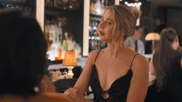 Débardeur en dentelle Abercrombie &amp; Fitch porté par Billie Schaeffer (Lucy Freyer) dans l'épisode Adults (S02E05).