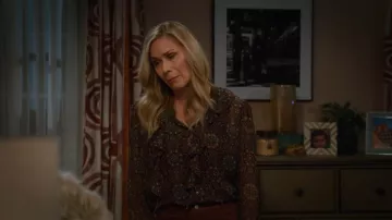 Blusa de seda con volantes de Paige Claude usada por Leanne (Leanne Morgan) como se ve en Leanne (T02E01).