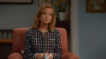 Chaqueta de tweed con estampado de eslabones de cadena AQUA usada por Mary (Jayma Mays) como se ve en Leanne (T02E03).