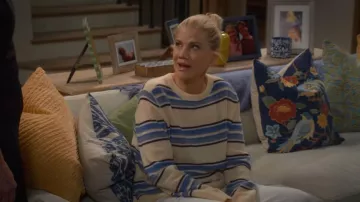Jersey de cachemir estilo boyfriend de Reformation usado por Carol (Kristen Johnston) como se ve en Leanne (T02E03).