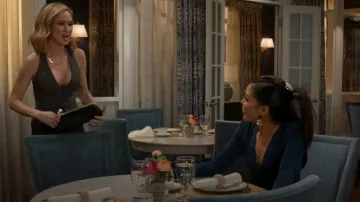 Bolso de piel sintética "Don't Kiss And Tell" de Fashion Nova usado por Heather Armstrong (Ashley Jones) como se ve en Beyond the Gates (T02E157).