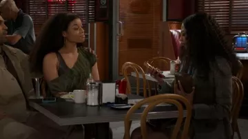 Sac bandoulière H&amp;M porté par Kat Richardson (Colby Muhammad) dans l'épisode Beyond the Gates (S02E157)