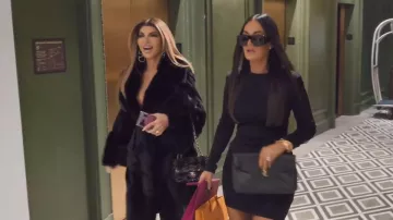 Bolso de mano grande Cassandre de Saint Laurent usado por Lisa Barlow, como se ve en The Real Housewives Ultimate Girls Trip (T05E04).