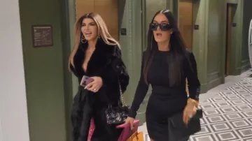 Pendientes metálicos con el logotipo V de Valentino Garavani, lucidos por Teresa Giudice en el episodio "The Real Housewives Ultimate Girls Trip" (T05E04).