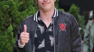 Chaqueta negra de Tommy Karate Pete Davidson