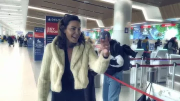 Chaqueta corta de piel sintética L'Agence Davy usada por Luann de Lesseps, como se ve en The Real Housewives Ultimate Girls Trip (T05E04).