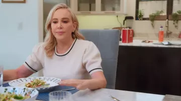 Enmarca el suéter fruncido de cachemira que usó Shannon Beador, tal como se ve en The Real Housewives of Orange County (T20E08).