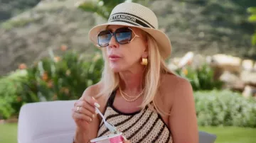 Chapeau de paille Christian Dior porté par Vicki Gunvalson dans l'épisode 8 de la saison 20 de The Real Housewives of Orange County.