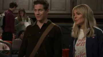 Camiseta clásica Re/Done Vegas usada por Dee Reynolds (Kaitlin Olson) como se ve en It's Always Sunny in Philadelphia (T18E03)