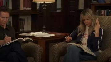 Chaqueta deportiva y elegante estilo náutico Elio usada por Dee Reynolds (Kaitlin Olson) en It's Always Sunny in Philadelphia (T18E03).
