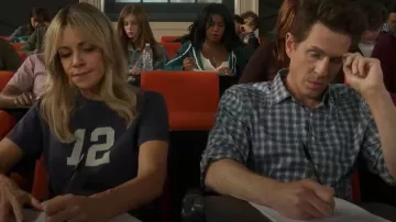 Camiseta Aritzia Tna Soft Feels™ All-Time usada por Dee Reynolds (Kaitlin Olson) como se ve en It's Always Sunny in Philadelphia (T18E03)