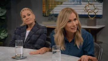 Chaqueta Veronica Beard Oria Dickey en azul multicolor usada por Carol (Kristen Johnston) como se ve en Leanne (T02E07)