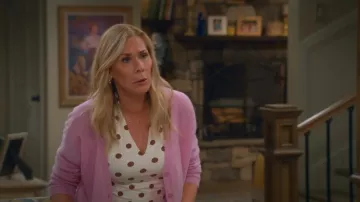Cárdigan de cachemir con cuello en V de C by Bloomingdales usado por Leanne (Leanne Morgan) como se ve en Leanne (T02E07)