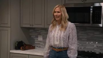 Blusa con ribete de encaje y corbata de ME+EM usadas por Leanne (Leanne Morgan) como se ve en Leanne (T02E07)