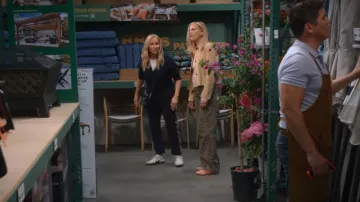 Veja Volley Sneaker worn by Leanne (Leanne Morgan) as seen in Leanne (S02E08)