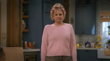 Jersey de cuello redondo encogido usado por Carol (Kristen Johnston) como se ve en Leanne (T02E08)