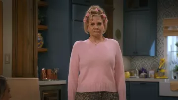 Collar Daphne de Kendra Scott usado por Carol (Kristen Johnston) como se ve en Leanne (T02E08)