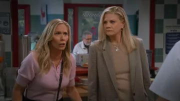 Blazer relajado Madewell The Mercer usado por Carol (Kristen Johnston) como se ve en Leanne (T02E08)