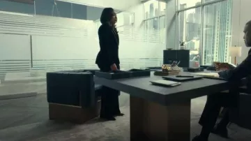 Pantalones acampanados de terciopelo de algodón con rayas satinadas de Reiss usados por Kimmie (Taylor Polidore) como se ve en Belleza en negro (T03E01).