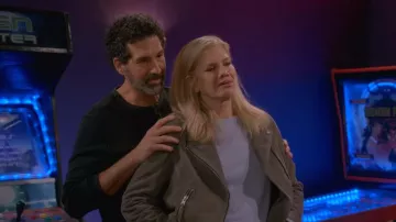 Chaqueta motera de ante Dalby de All Saints llevada por Carol (Kristen Johnston) como se ve en Leanne (S02E09)