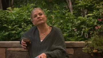 Collar de cadena con medallón descapotable Kendra Scott Brielle que lleva Carol (Kristen Johnston) como se ve en Leanne (S02E09)