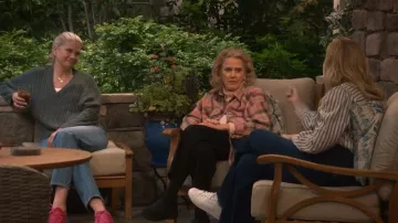 Chaussures Adidas Gazelle Lo Pro portées par Carol (Kristen Johnston) telles que vues dans Leanne (S02E09)