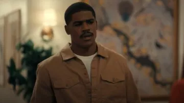 Camise de travail d’officier en sergée Ralph Lauren portée par Charles (Steven G. Norfleet) telle que vue dans Beauty in Black (S03E01)