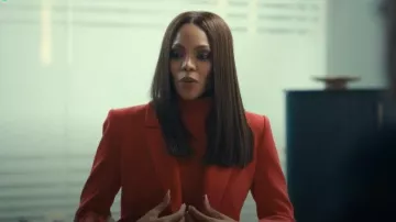 Alice + Olive Red Long Coat porté par Mallory (Crystle Stewart) tel que vu dans Beauty in Black (S03E01)