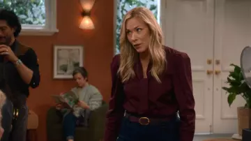 Haut avant à décolleté en V à manches en V porté par Leanne (Leanne Morgan) tel que vu dans Leanne (S02E09)