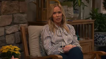 Me + Em Chemise Supersoft + cravate portée par Leanne (Leanne Morgan) telle que vue dans Leanne (S02E09)