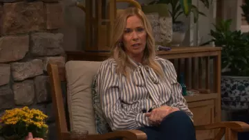 Me + Em Chemise Supersoft + cravate portée par Leanne (Leanne Morgan) telle que vue dans Leanne (S02E09)