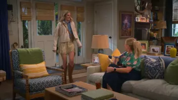 Et maintenant, cette veste en faux daim à bordures de frange portée par Leanne (Leanne Morgan) telle que vue dans Leanne (S02E10)