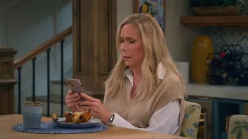 Chaleco y top de jerséis con estilo Elan Layered que lleva Leanne (Leanne Morgan) tal como se ve en Leanne (S02E10)