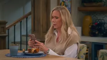 Gilet et haut en couches Elan portés par Leanne (Leanne Morgan) tels que vus dans Leanne (S02E10)