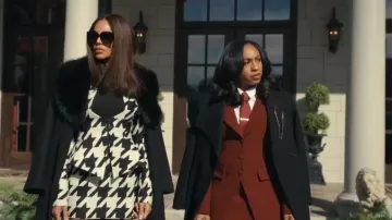 Blazer Peplum pied-de-gallo hecho a medida de Laquan Smith que lleva Mallory (Crystle Stewart) como se ve en Beauty in Black (S03E04)