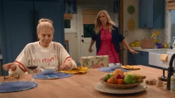 Sudadera de práctica diaria Menos Arrepentimientos que lleva Carol (Kristen Johnston) como se ve en Leanne (S02E10)