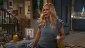 Rails Stasia Top porté par Leanne (Leanne Morgan) tel que vu dans Leanne (S02E10)