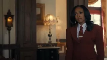 Boucle d’oreille double drop Alexis Bittar Lucite Gold avant arrière portée par Kimmie (Taylor Polidore) telle que vue dans Beauty in Black (S03E05)