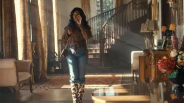 Steve Madden Nitro Genuine Plumon Hair Boot hasta la rodilla que lleva Rain (Amber Reign Smith) como se ve en Beauty in Black (S03E05)